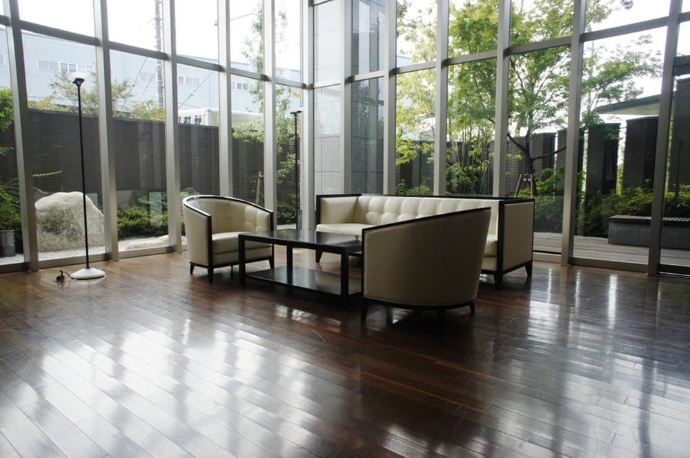 lobby. Glass curtain wall double-layer blow-by of the entrance lounge (December 2008) shooting