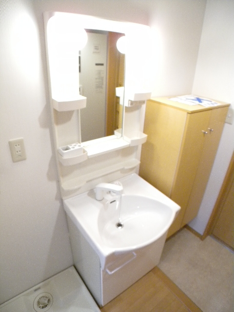 Washroom. Boast of independent wash basin! !