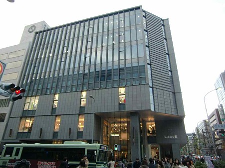 Shopping centre. Urban net Shijo Karasuma Building LAQUE Karasuma Shijo until the (shopping center) 1021m