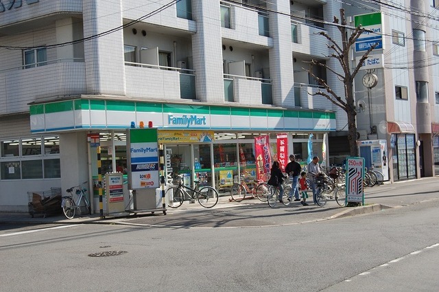 Convenience store. 300m to Family Mart (convenience store)