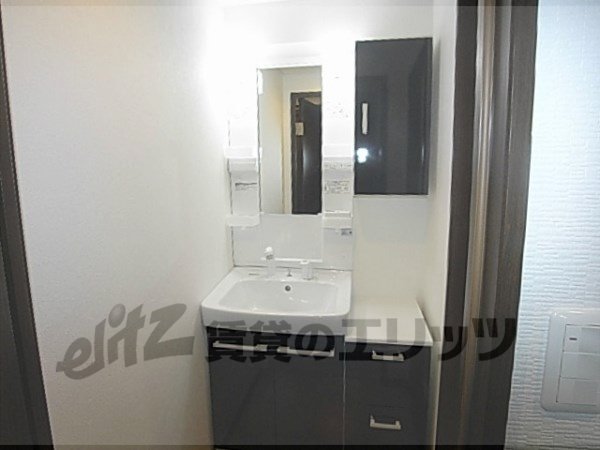 Washroom. Shampoo dresser