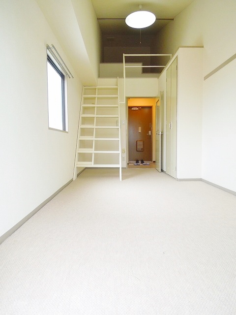 Living and room. Looking Kyoto of the rooms in the "House Quest"
