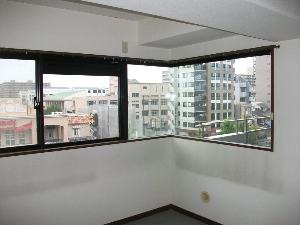 Non-living room. It is a corner room!