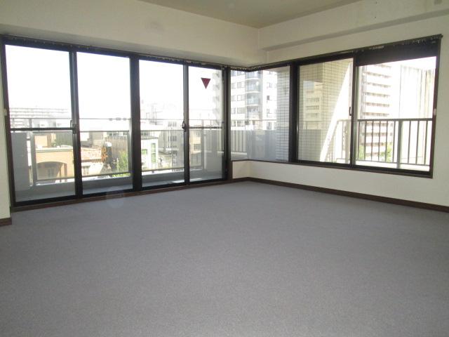 Living. The large windows in the living ... [uppercase letter] Offer is ~ !