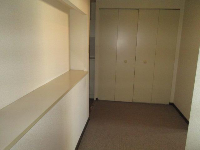 Entrance. The spacious hall ... shoe box & inner Cloak! It is convenient!