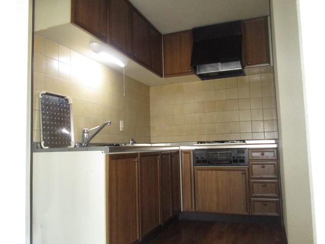 Kitchen. It is a place clean, the L-shaped kitchen