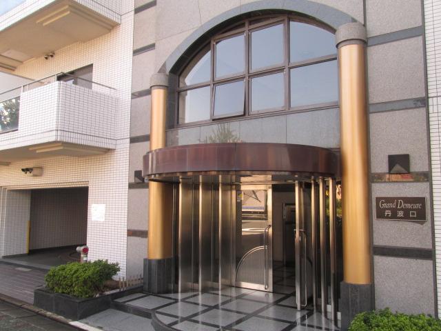 Entrance. There is a feeling of cleanliness Entrance.