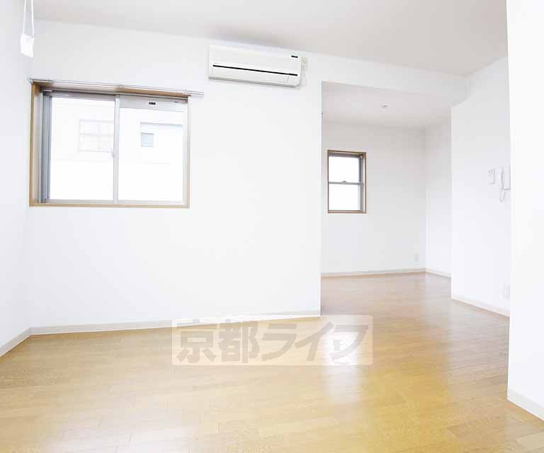 Living and room. 503, Room photo diversion