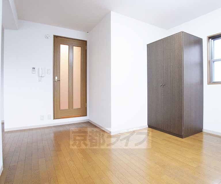 Living and room. 503, Room photo diversion