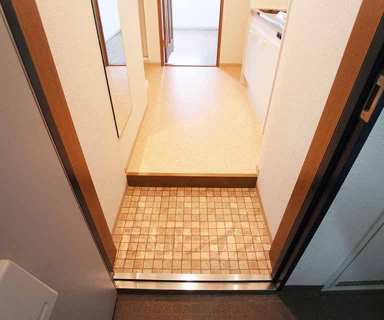 Entrance. 503, Room photo diversion