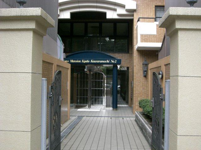 Entrance. Common areas