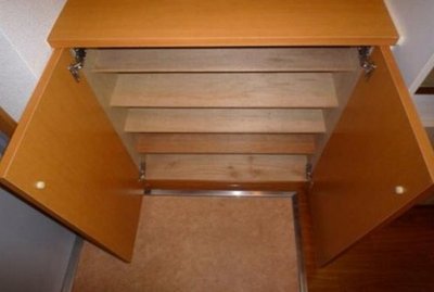 Entrance. Height adjustable shoe box