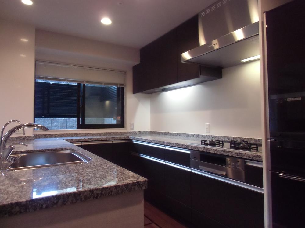 Kitchen. Indoor (10 May 2013) Shooting