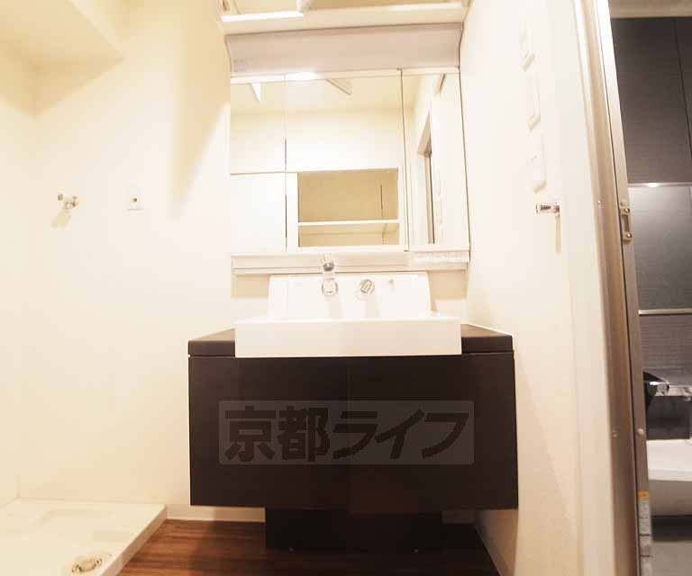 Washroom. 701, Room photo diversion