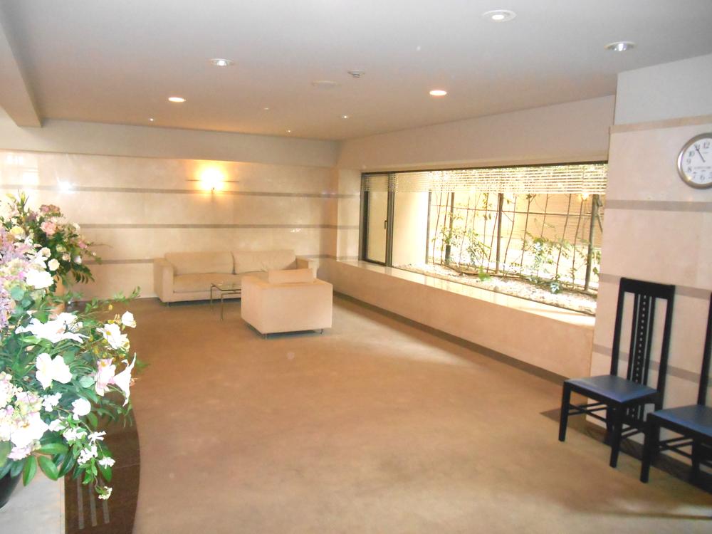 Entrance. The spacious entrance is a calm atmosphere.