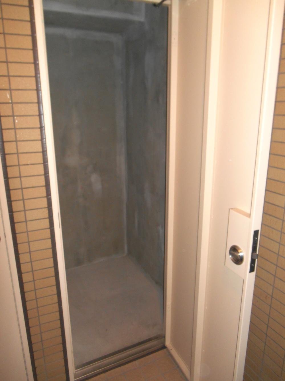 Receipt. Is a trunk room in the entrance porch.