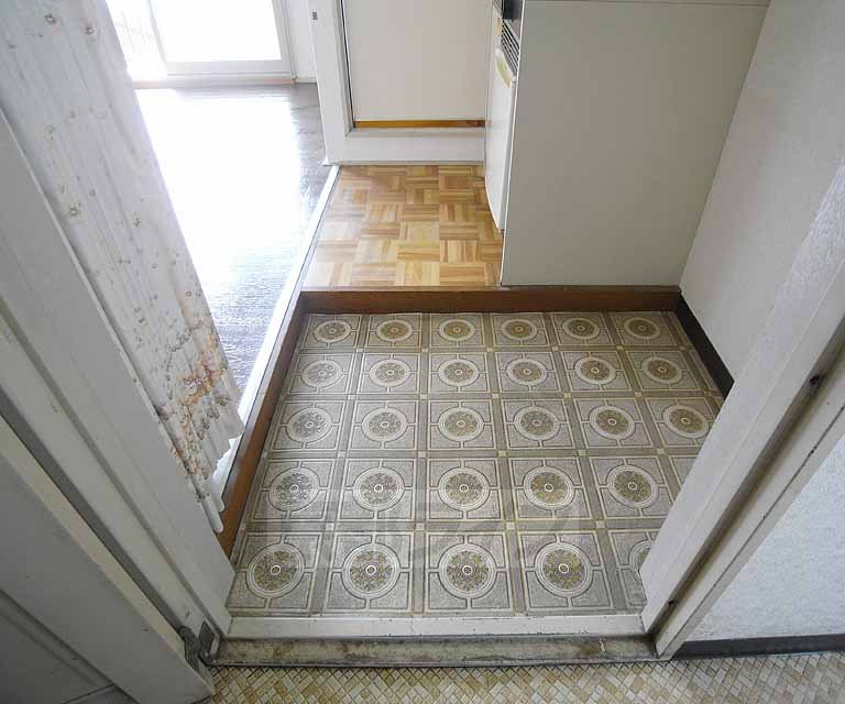 Entrance. 302, Room photo diversion