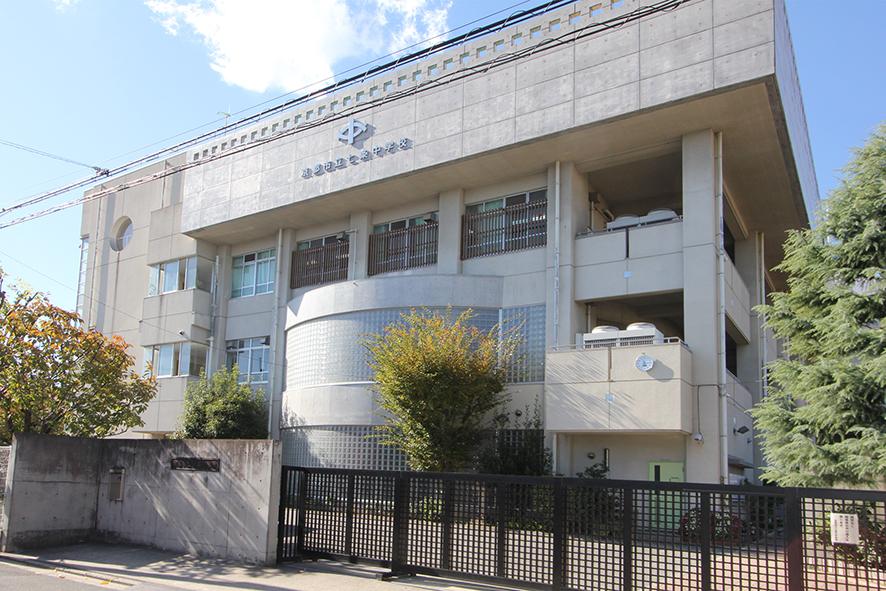 Junior high school. 566m to Kyoto Municipal Shichijo junior high school