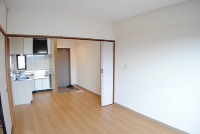 Living and room. table, sofa, TV is of sufficient size living room of the put, etc.