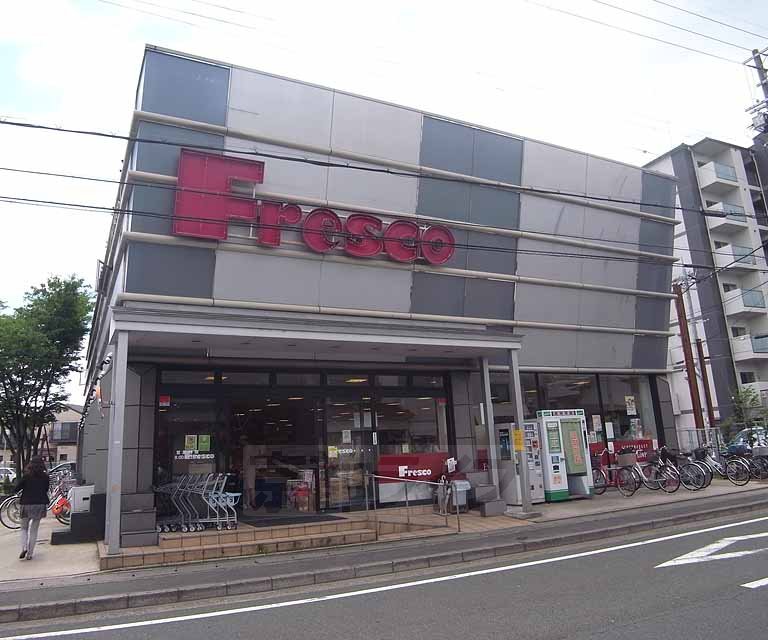 Supermarket. Fresco Umezu 94m to the store (Super)