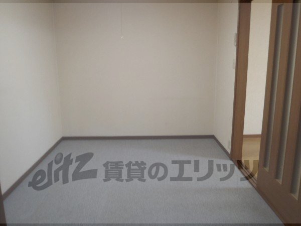 Living and room. 6.5 Pledge of Western-style