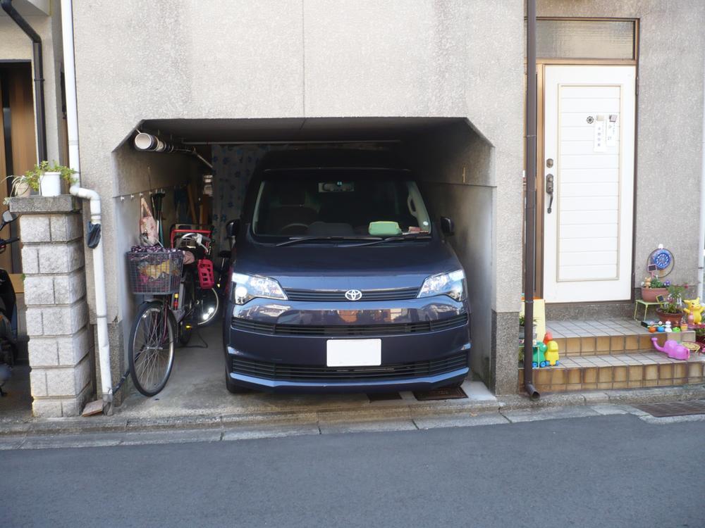 Local appearance photo. Excavation garage