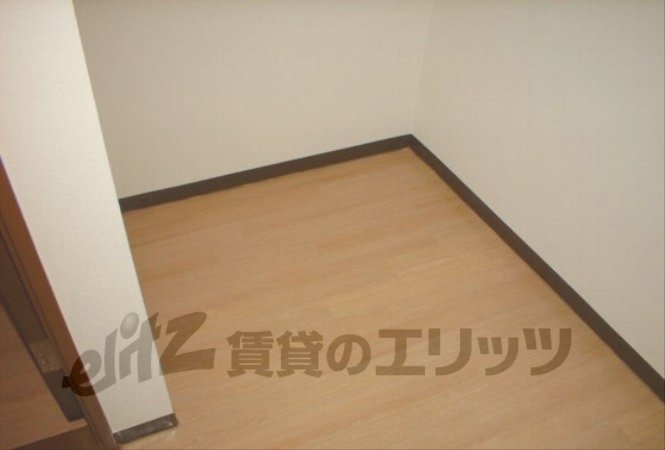 Other room space. Refrigerator yard