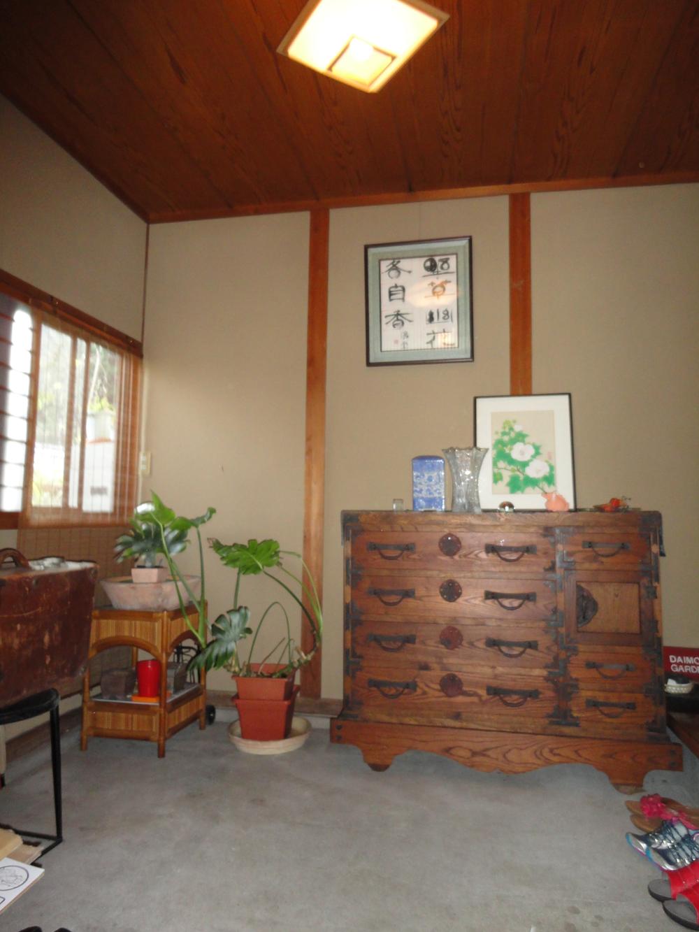 Entrance. Local (September 2013) Shooting