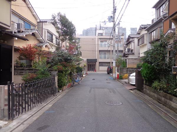 Local photos, including front road. South road width 4.7m Frontage 4m