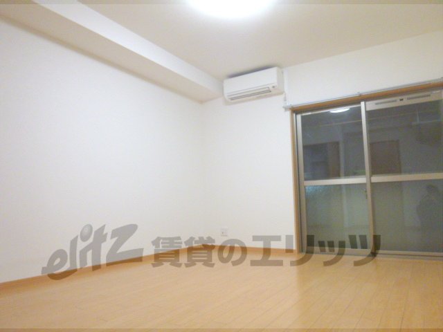 Living and room. Very beautiful Western-style, which is also 9.3 Pledge.