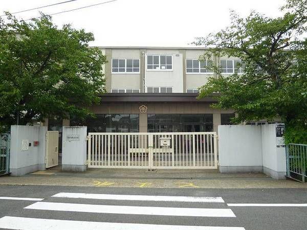 Primary school. South Uzumasa until elementary school 371m