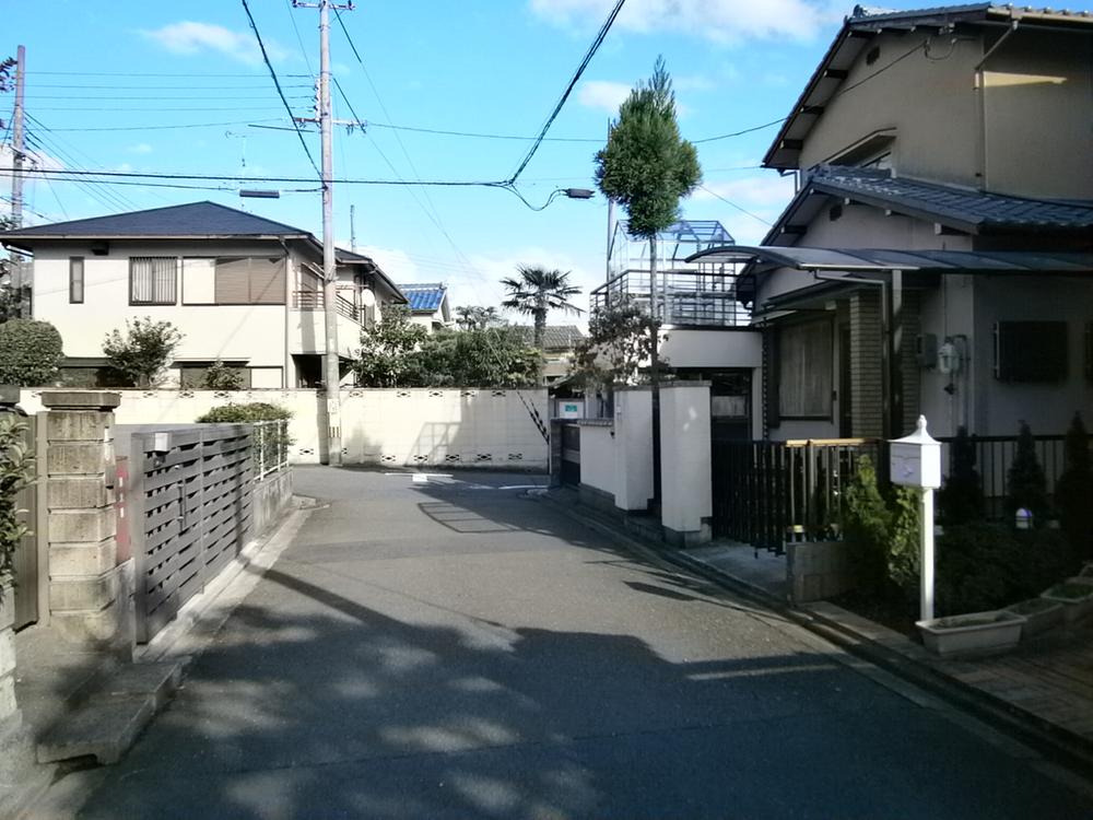 Local photos, including front road. Local (11 May 2013) Shooting