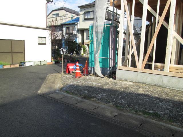 Local photos, including front road. In the West is a vacant lot, Corner lot is the sense of