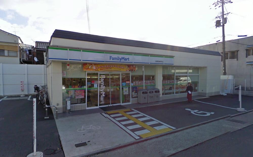 Convenience store. 1m to FamilyMart