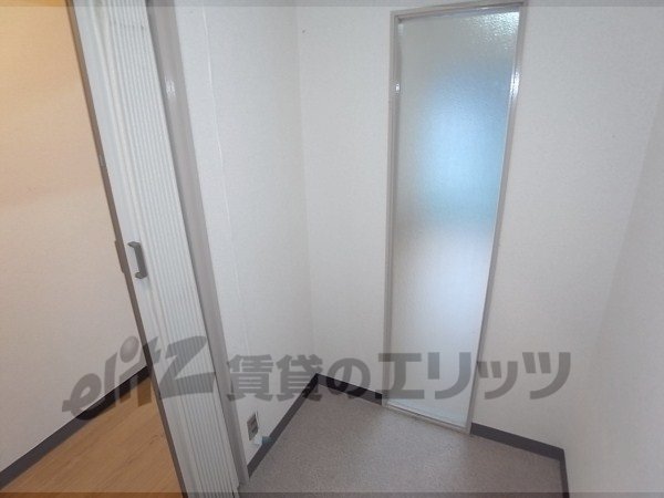 Other room space. Refrigerator yard