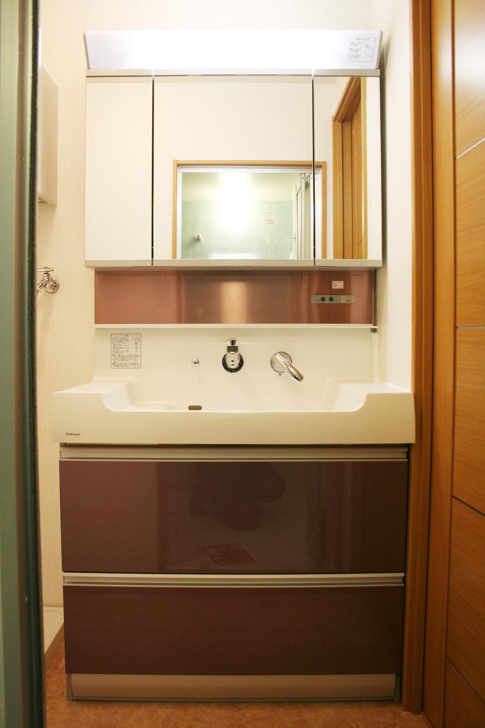 Wash basin, toilet. Washbasin renovated (Reference image)