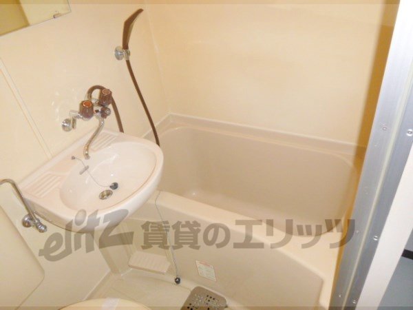 Bath. Bright unit bus