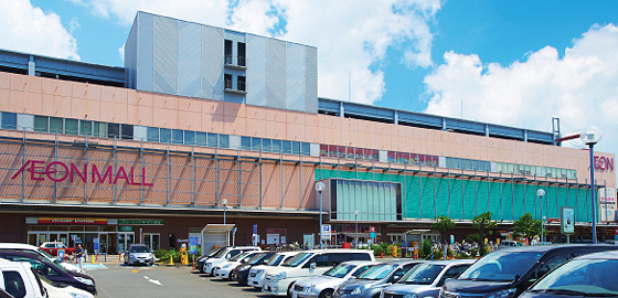 Shopping centre. Light on Aeon Mall Kyoto Gojo shop until the (shopping center) 980m