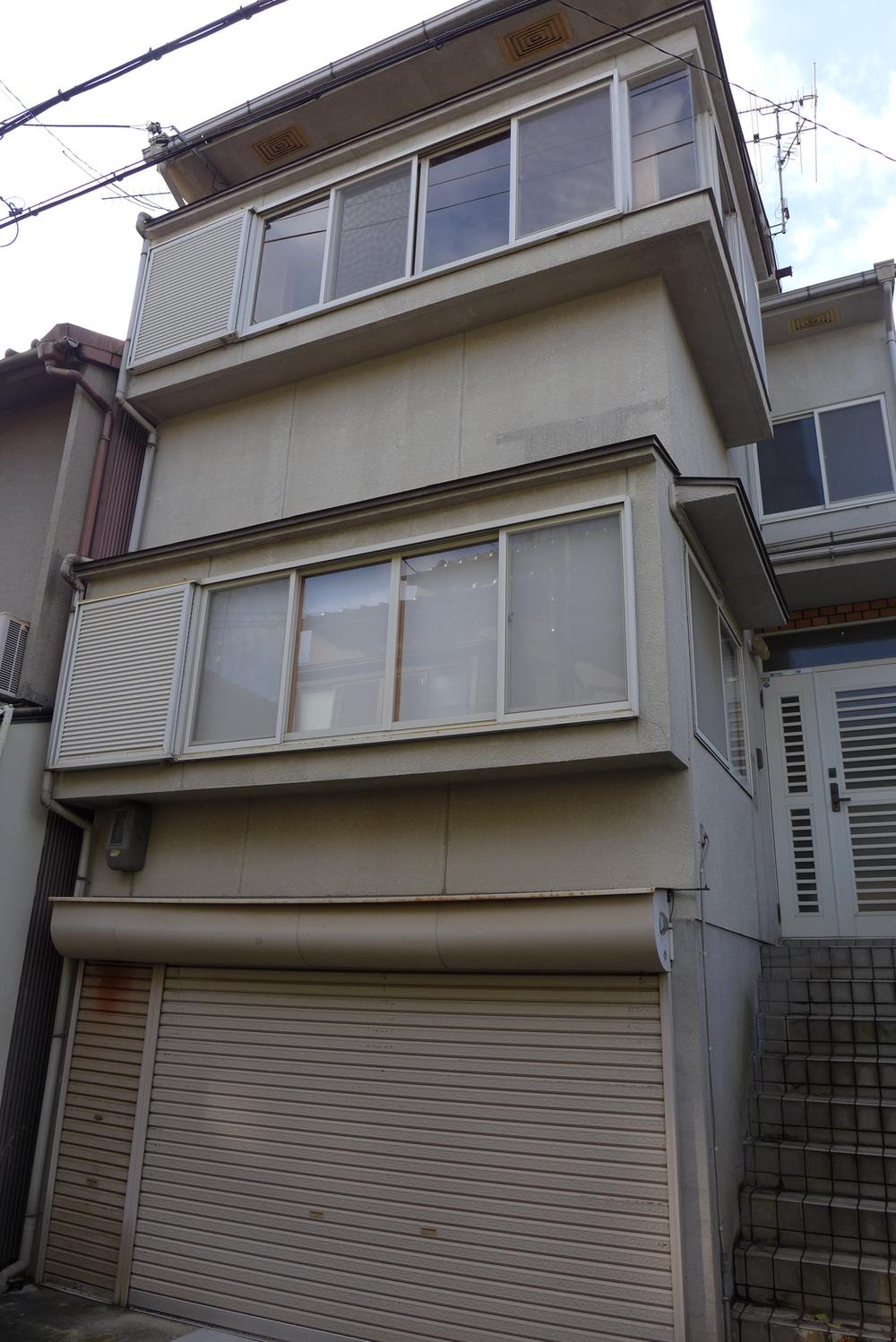 Local appearance photo. Local (12 May 2013) Shooting