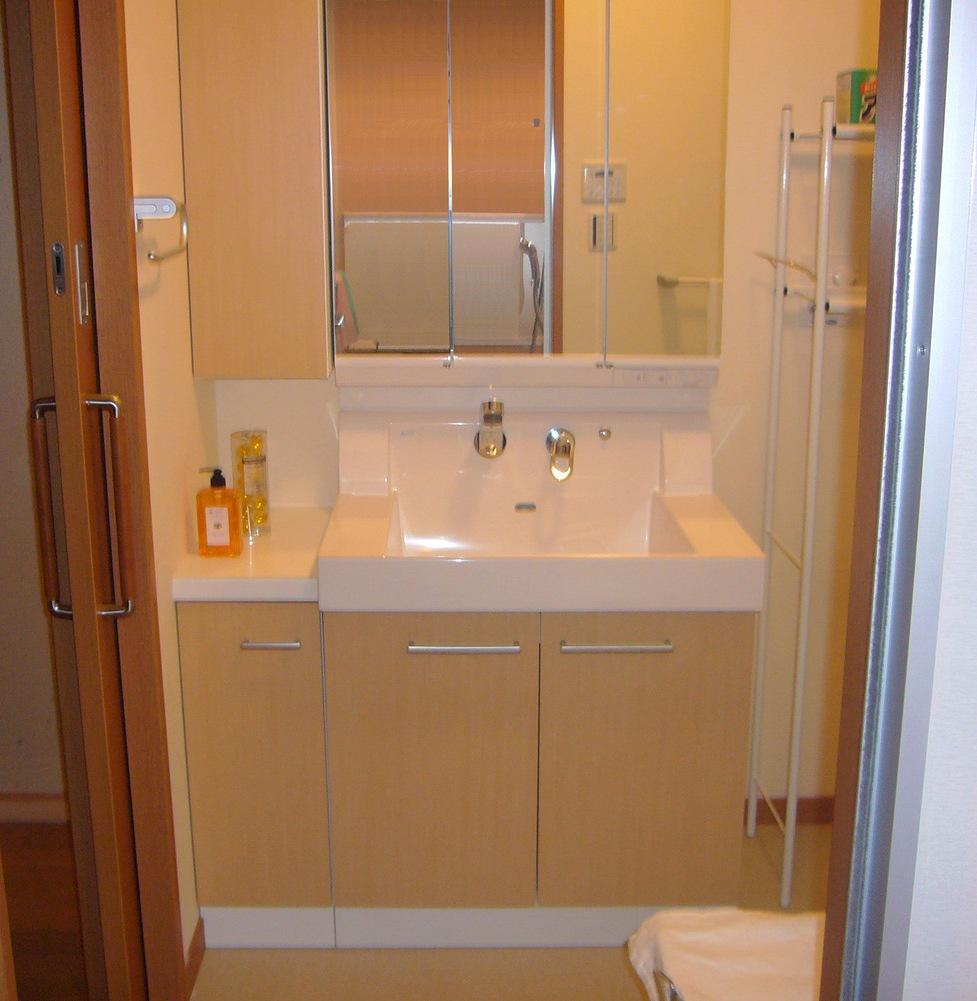 Wash basin, toilet. Indoor (10 May 2007) Shooting