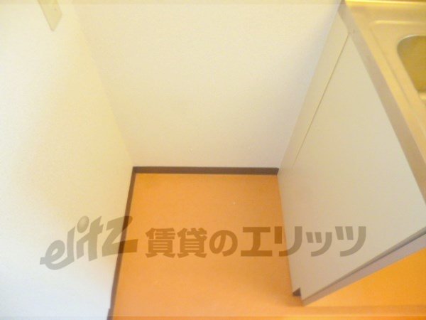 Other room space. Refrigerator yard