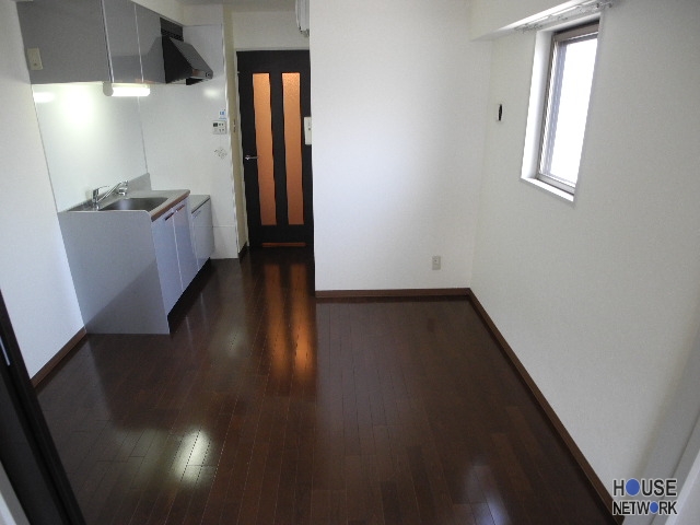 Living and room. Because there is a side window ventilation also GOOD ☆