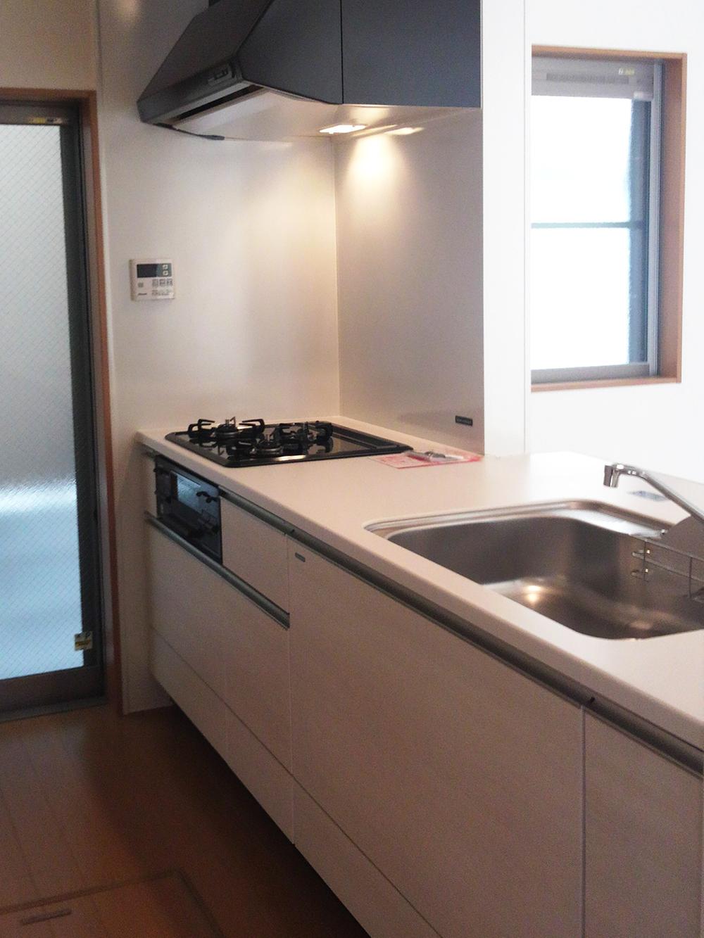 Since the face-to-face kitchen overlooking the room while the dishes, It seems more and more family and communication! June 2013 shooting. Since the face-to-face kitchen overlooking the room while the dishes, It seems more and more family and communication!