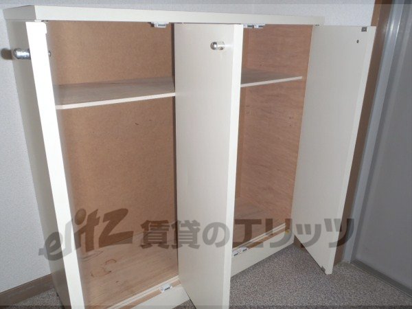 Receipt. Spacious porch with a shoebox