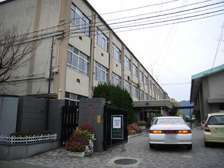 Junior high school. Uzumasa about until junior high school 1070m