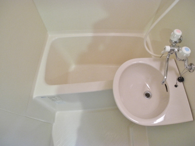 Bath. Enough of size! !