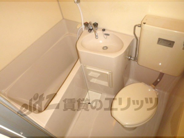 Bath. Unit bus to be clean