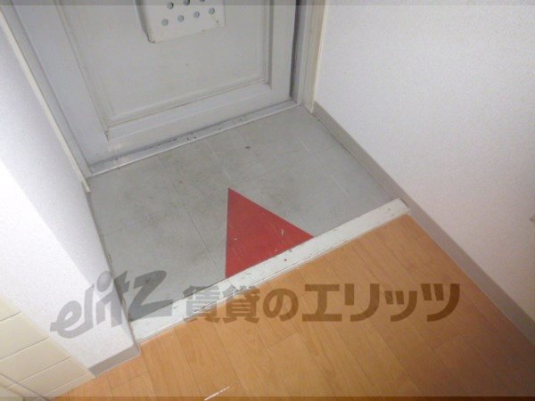 Entrance. Compact and easy to clean entrance