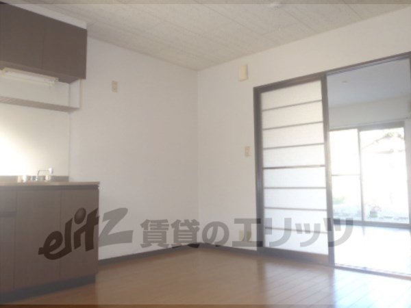 Living and room. 8 pledge dining of spread