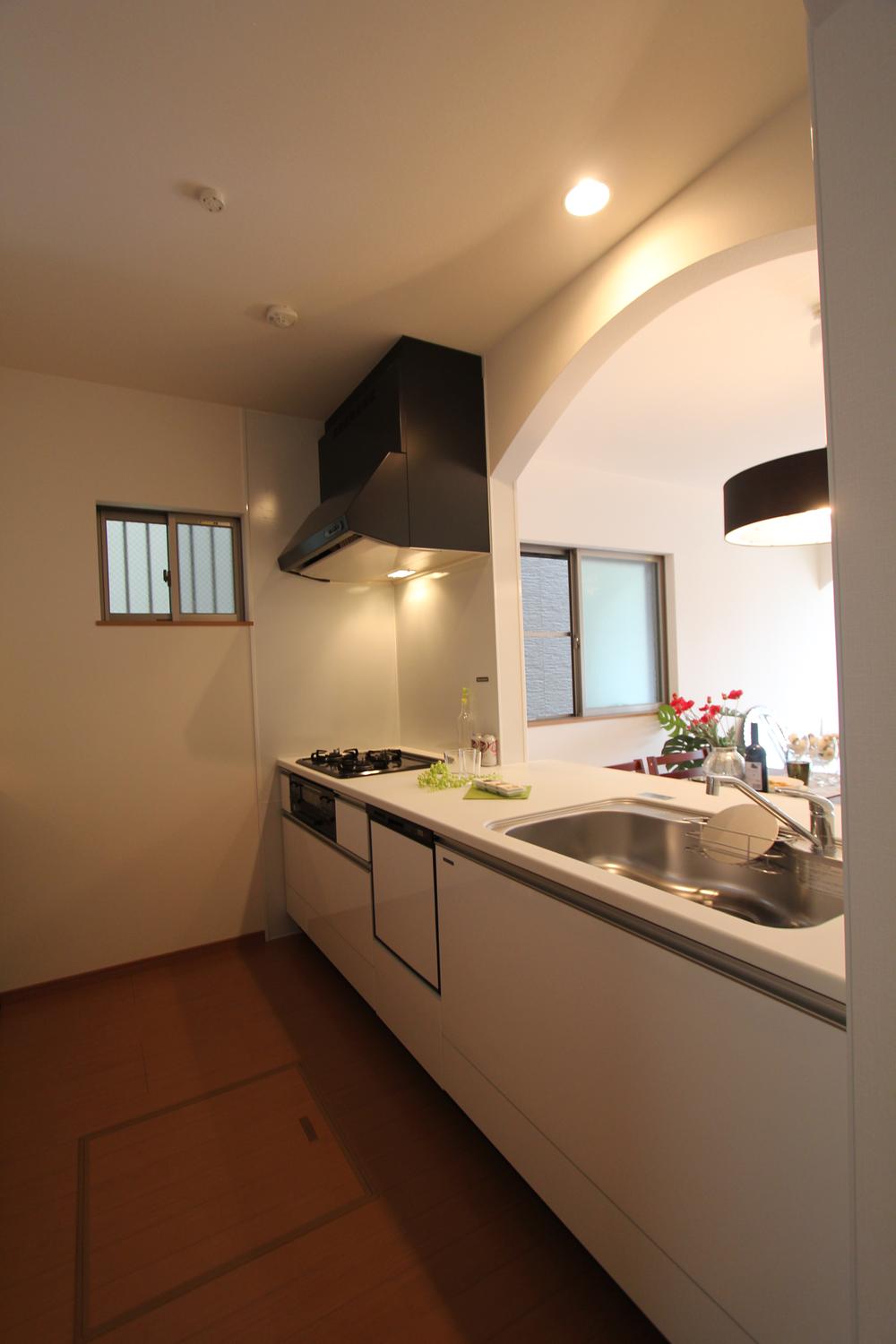 Kitchen. Model house (Local shooting: 2013 June) Popular face-to-face kitchen ☆ It overlooks the dining and living room, Rest assured that even the eye to reach the children ☆